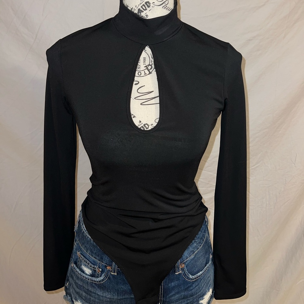H&M Key Hole long sleeve top